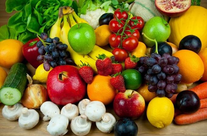 Buah -buahan segar dengan sayur -sayuran dan beri